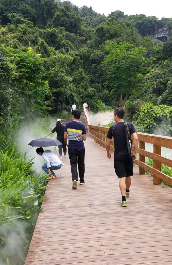 路途中，時(shí)而沾花惹草，時(shí)而風(fēng)度翩翩