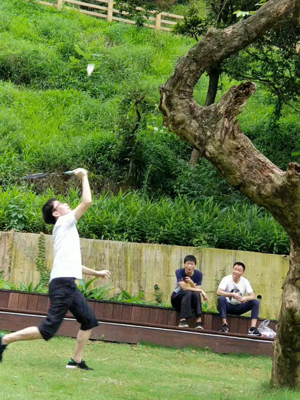 只要你肯拼，就一定不會(huì)孤獨(dú)，矚目你的人多著呢，掌聲歡呼聲時(shí)刻都在響起